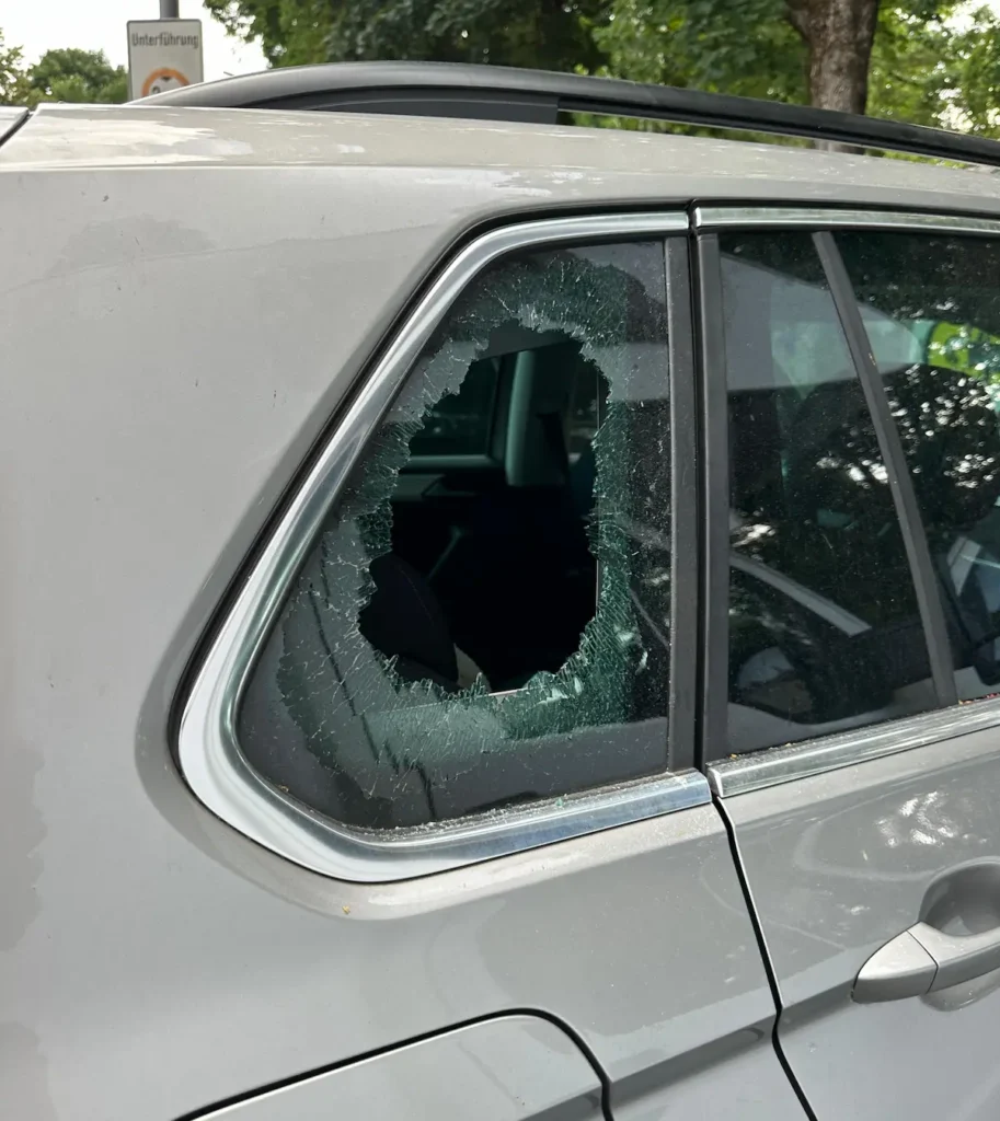 Autoaufbruch mit eingeschlagener Seitenscheibe – Risiko bei im Fahrzeug liegenden Schlüsseln