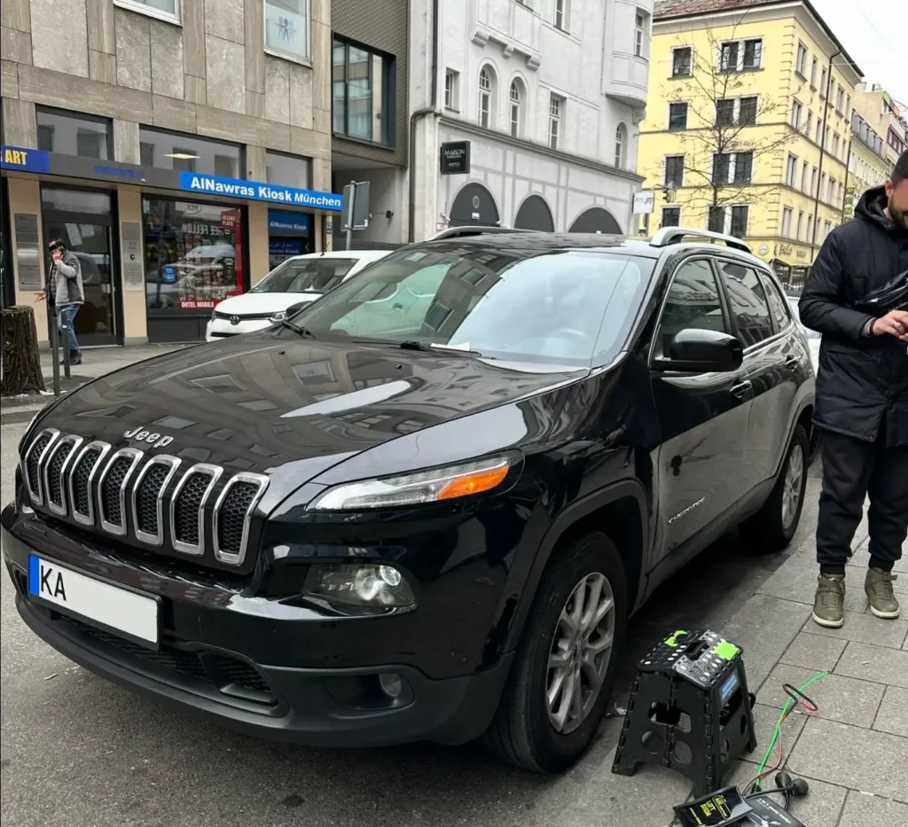 Autoöffnung in München durch Schlüsseldienst – beschädigungsfreie Fahrzeugöffnung an einem Jeep