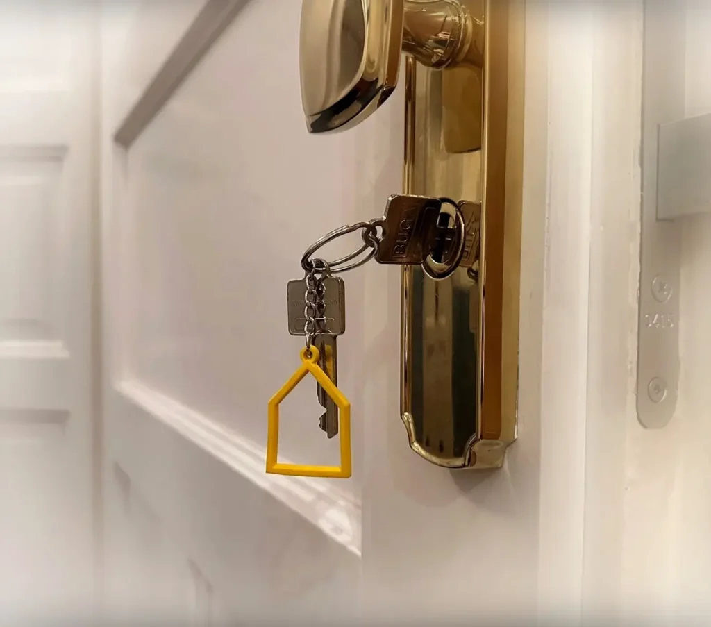 Schlüssel steckt im Türschloss einer Wohnung in München